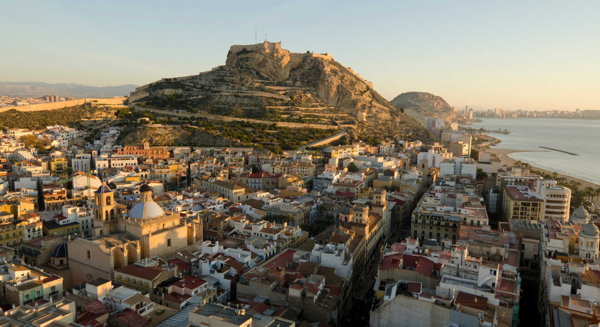 Vistas al castillo de Santa Bárbara al atardecer